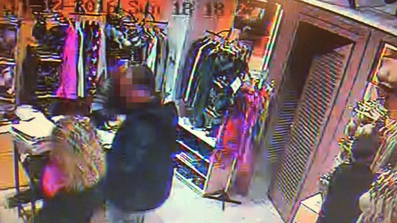 Filmato mentre ruba una sottoveste tra i clienti - Video
