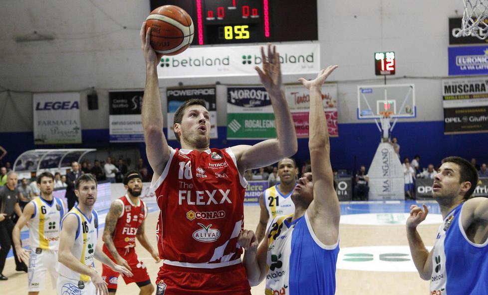Magro in azione nel match a Capo d'Orlando
