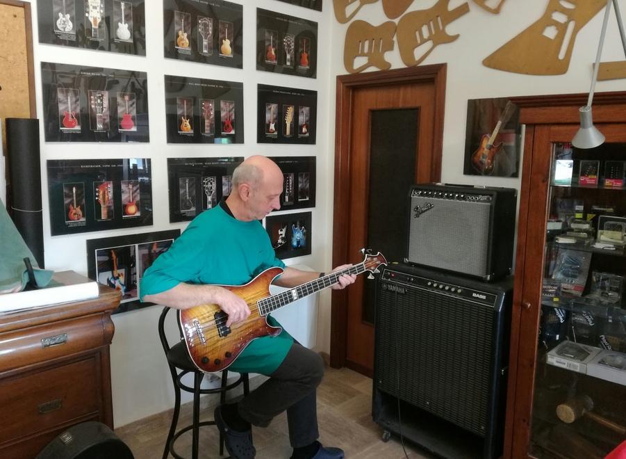 Modena, Roberto Finelli. La vita in musica di uno “scultore” di chitarre e bassi 