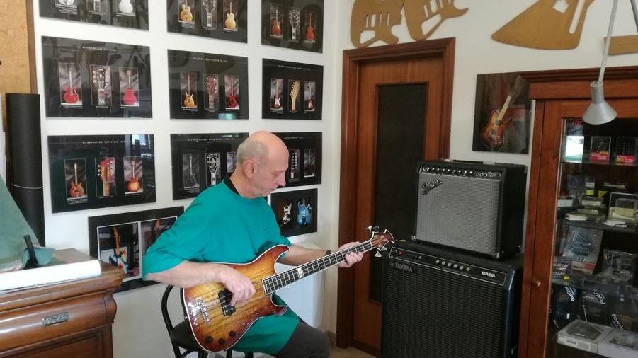 Modena, Roberto Finelli. La vita in musica di uno “scultore” di chitarre e bassi