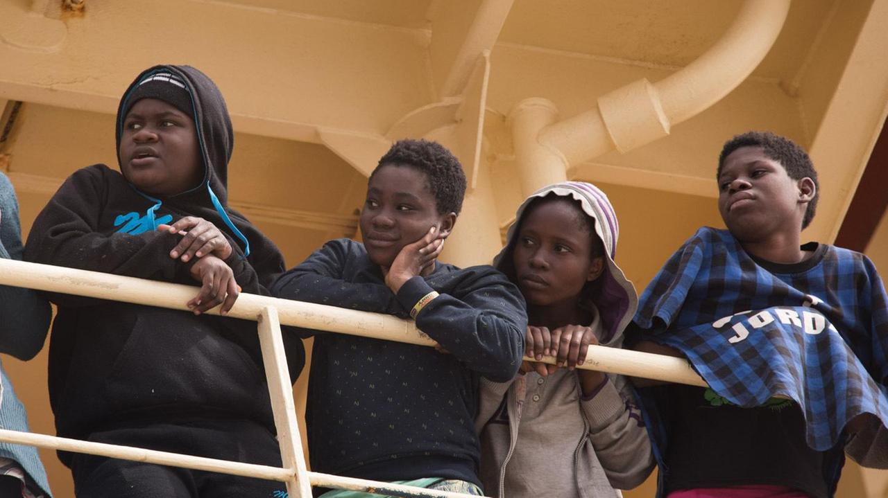 Minorenni migranti giunti nell'isola con la nave greca Rizopon (foto Mario Rosas)