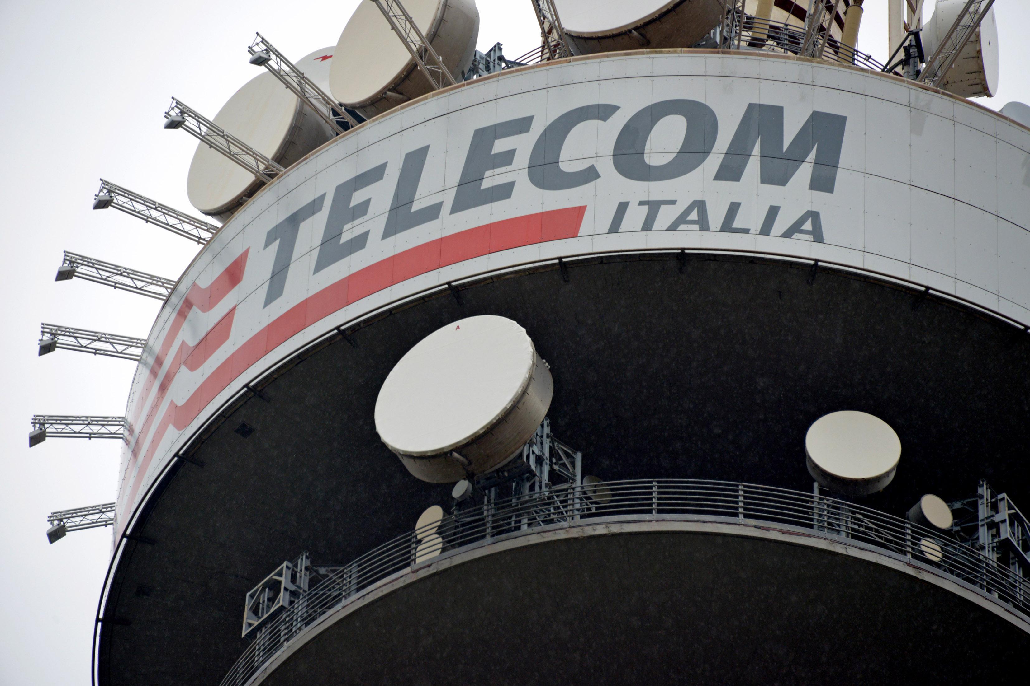 Cagliari, la marcia dei lavoratori Telecom: "Giù le mani dal nostro lavoro"
