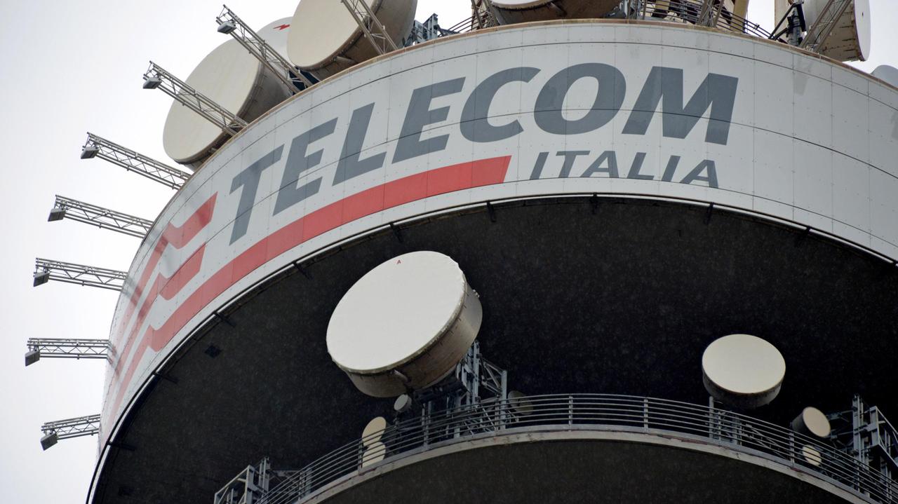 Cagliari, la marcia dei lavoratori Telecom: "Giù le mani dal nostro lavoro"