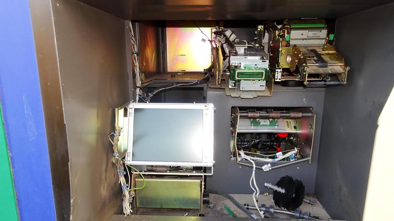 Il bancomat scassinato dai ladri (Foto Lorenzo Gori)