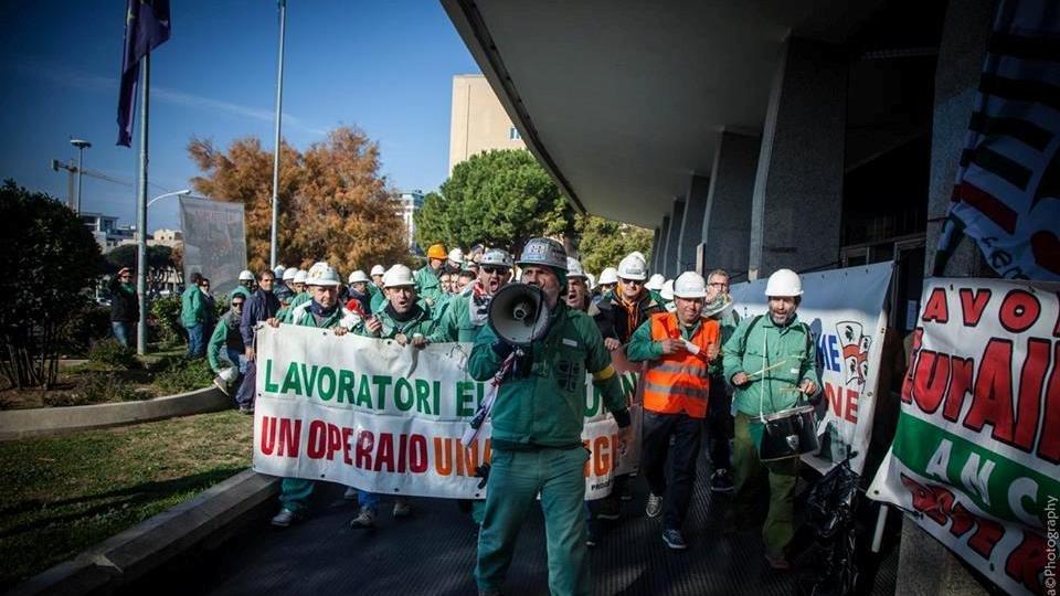 Cagliari, i lavoratori Eurallumina occupano l'assessorato regionale all'Ambiente 