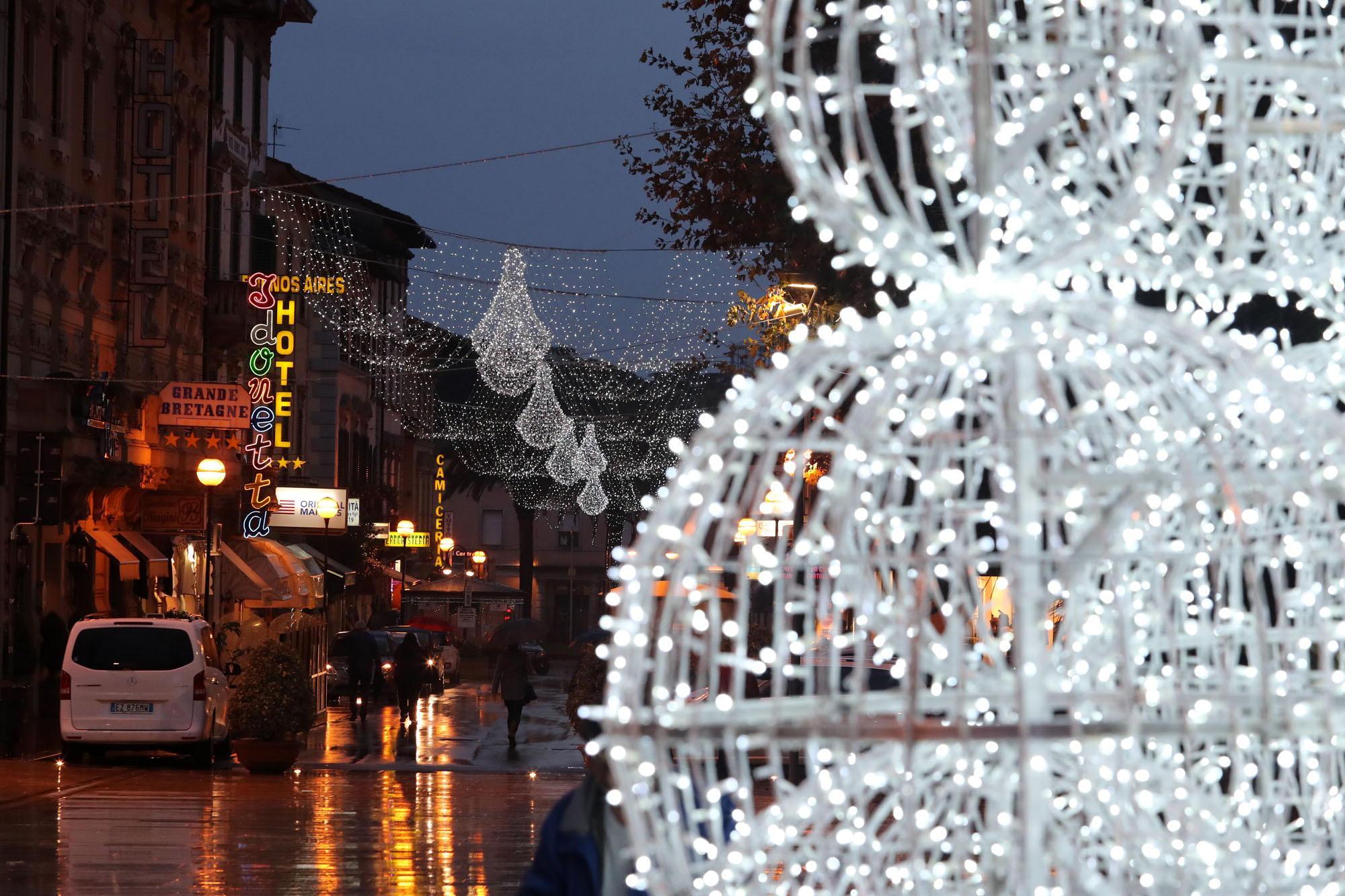 Luci di Natale in centro a Montecatini (Foto Nucci)