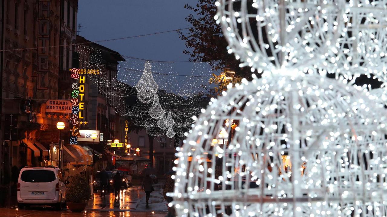Luci di Natale in centro a Montecatini (Foto Nucci)