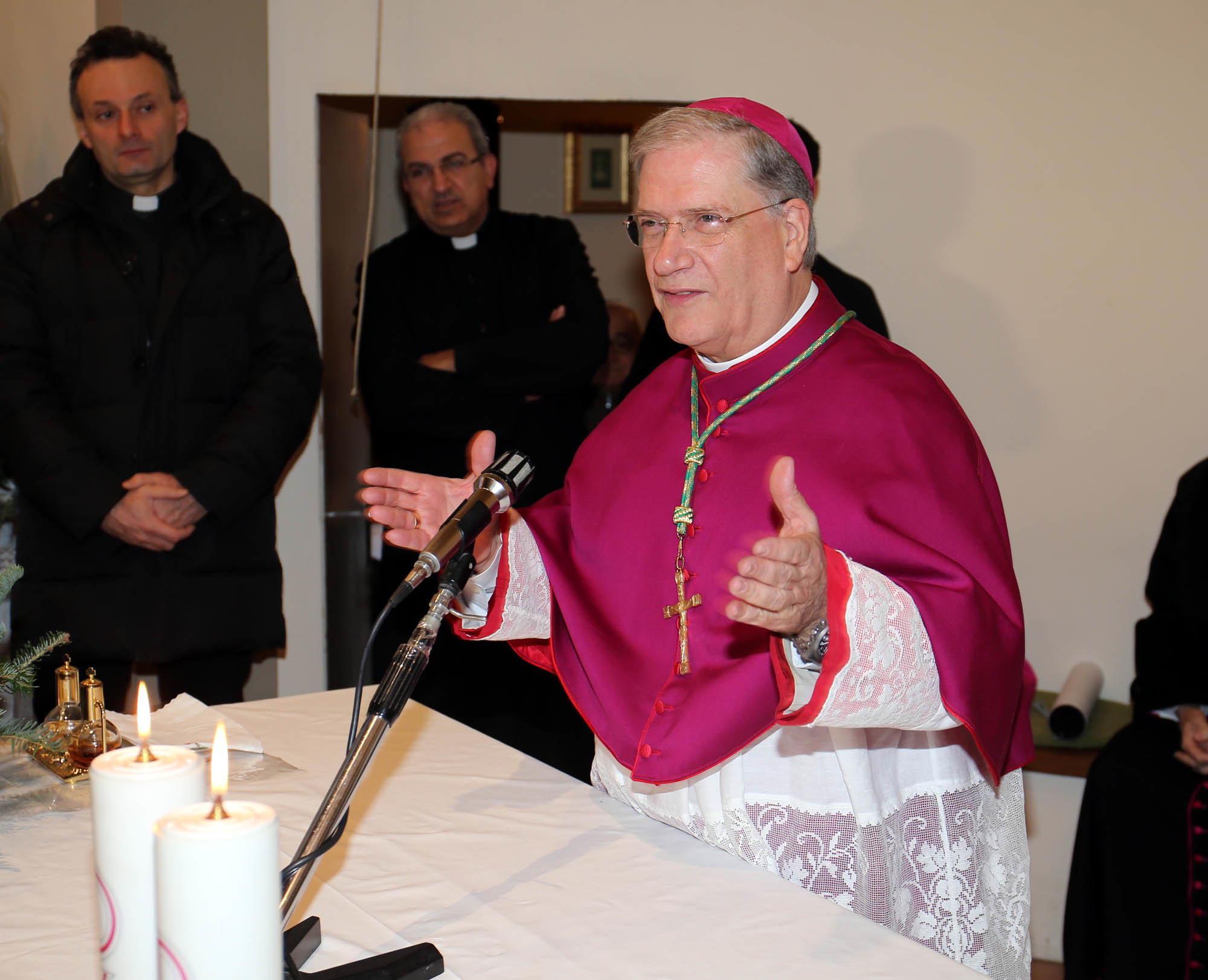 Pistoia, messa del vescovo in un vivaio