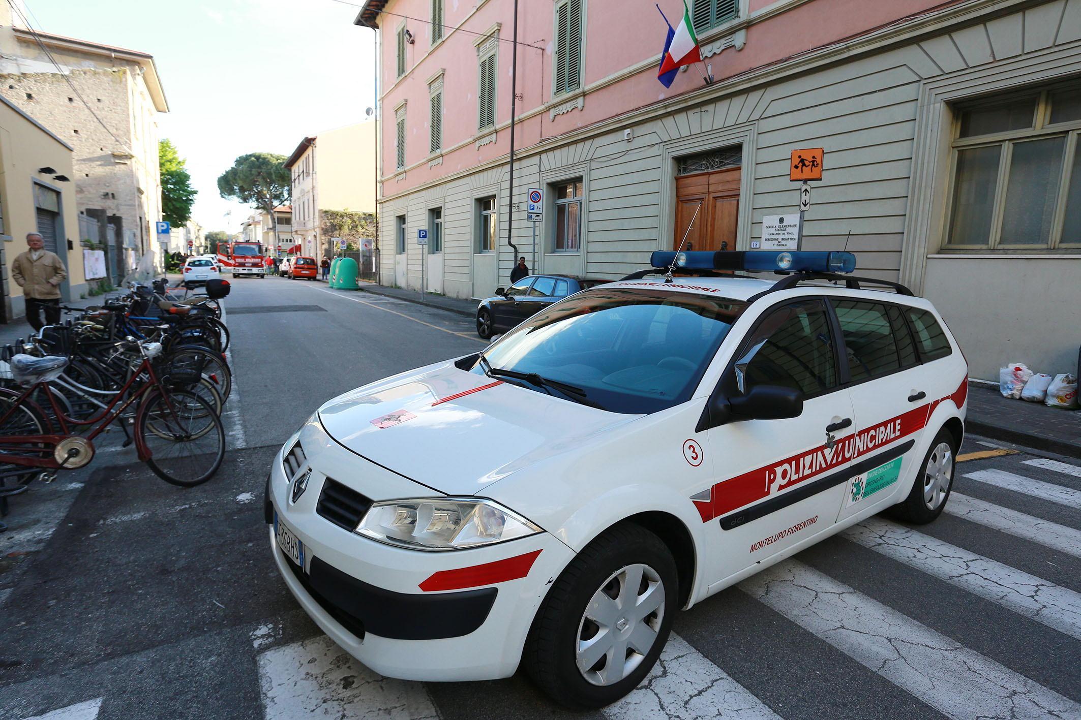 Scoperto a rubare in casa prende a pugni una donna, arrestato 