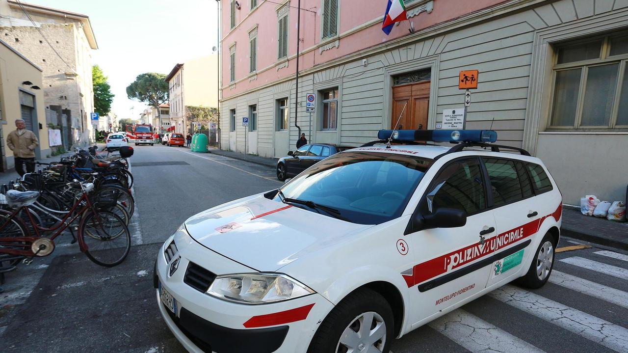 Scoperto a rubare in casa prende a pugni una donna, arrestato