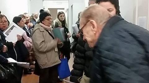Anziani in coda