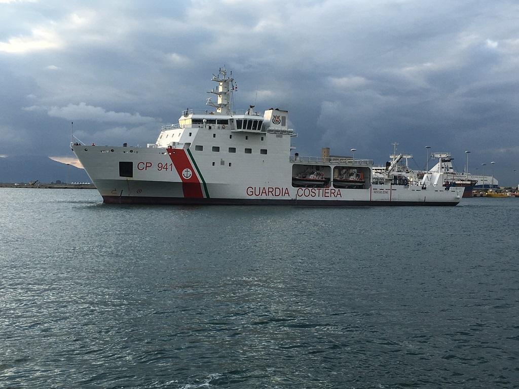 La nave Dattilo della guardia costiera all'arrivo a Cagliari (foro Rosas)