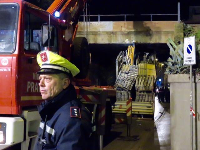 Il braccio della gru rimasto incastrato nel sottopasso