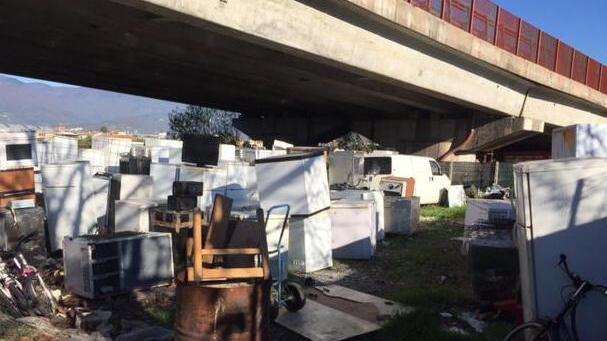 Discarica abusiva di auto e frigoriferi