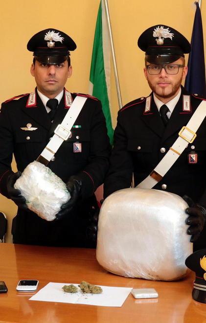 Scovato mezzo chilo di droga in casa due arresti