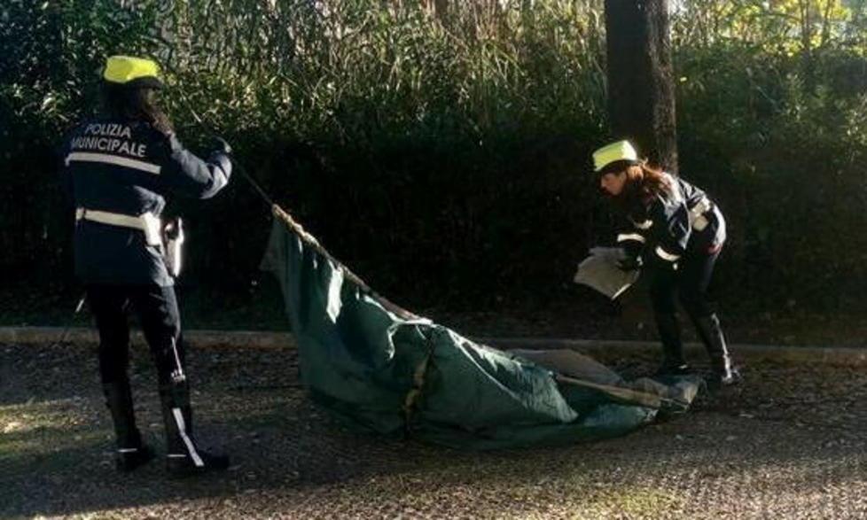 Tenda nel parco, smontata dai vigili
