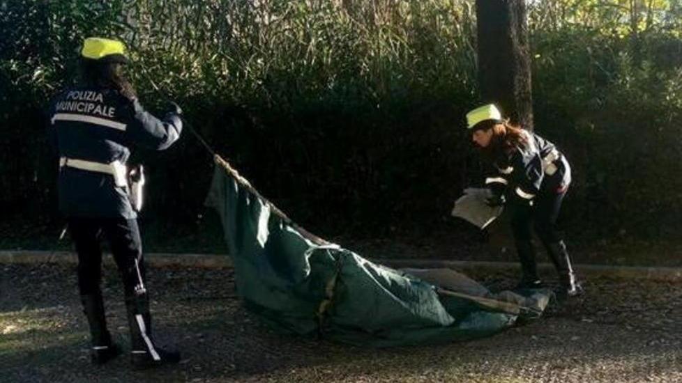 Tenda nel parco, smontata dai vigili