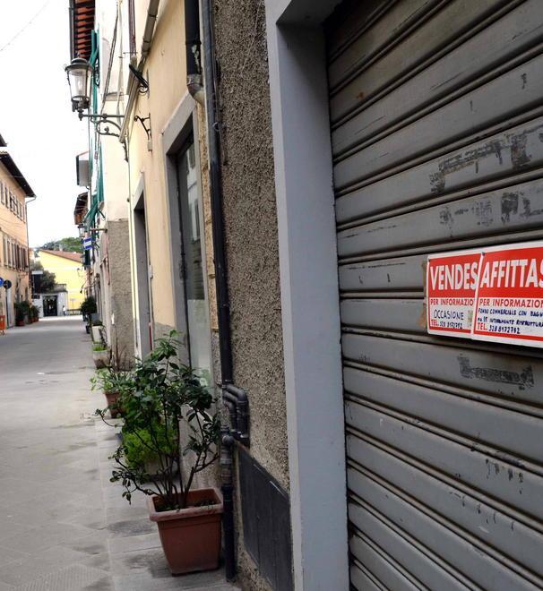 Chiusi quattro negozi in centro «Lasciati soli dalle istituzioni» 