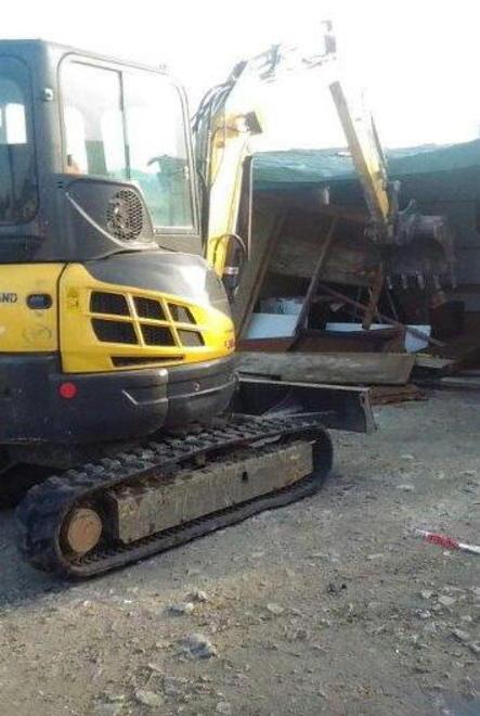 Ruspe in azione, via alla demolizione del campo rom 