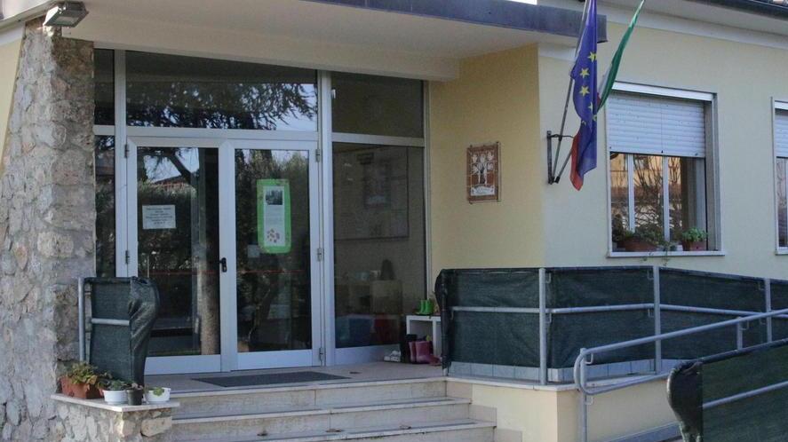 Irruzione all’asilo, rubano anche le foto