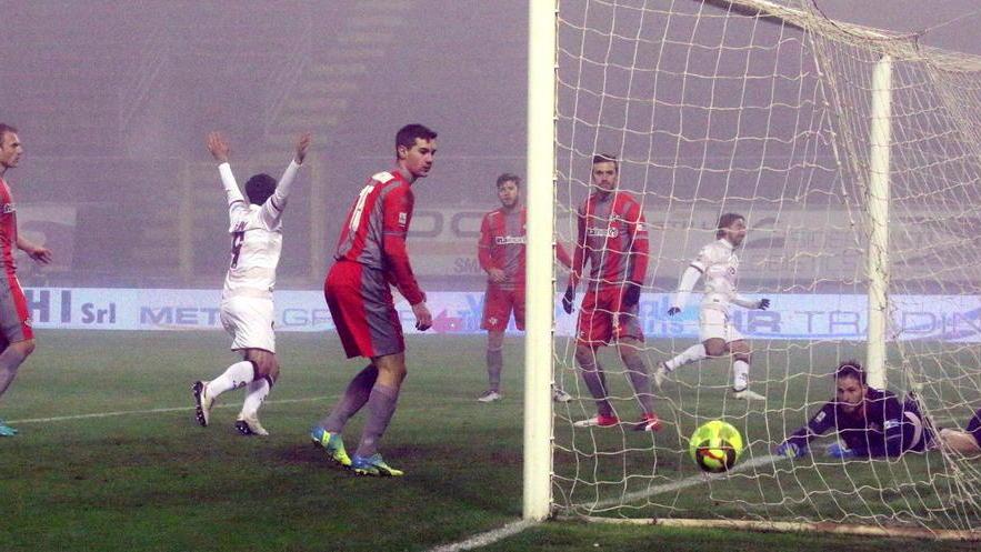 Il cuore amaranto batte la nebbia