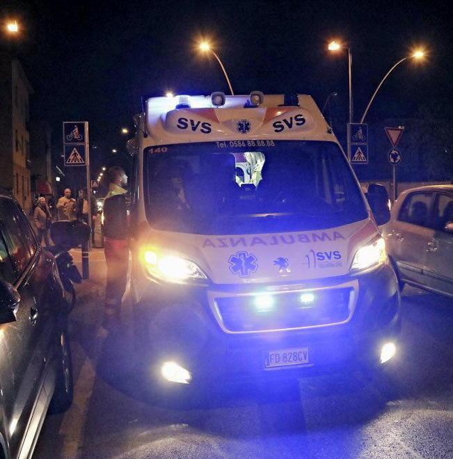 Scooterista travolto da un’auto 