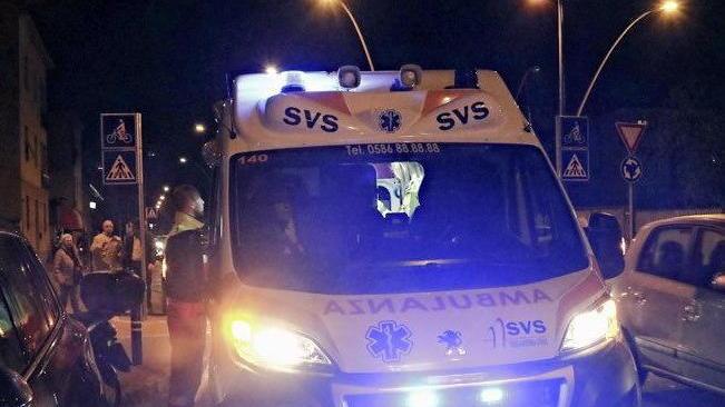 Scooterista travolto da un’auto