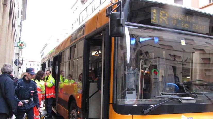 Spinte e pugni, aggrediti due controllori