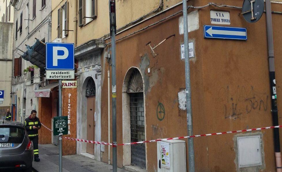 Sgomberata una palazzina con lesioni strutturali nella facciata