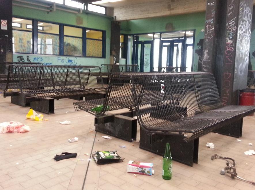 Salti sui tetti e rifiuti in giro: nel mirino banda di ragazzi