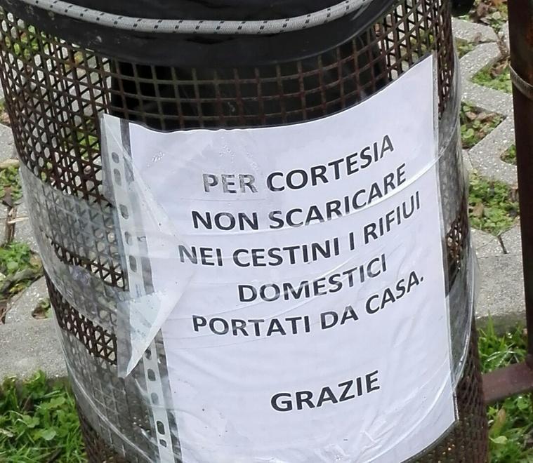 «Basta gettare i rifiuti domestici nei cestini del parcheggio Cus in Gramicia»