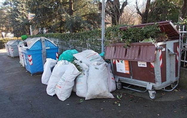 Proteste per i cassonetti e per lo stop al “Giro verde”
