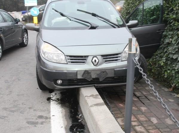 Madre e bambina fuori strada con l’auto 