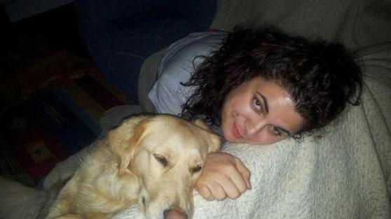 La figlioletta piange, la mamma è morta accanto a lei