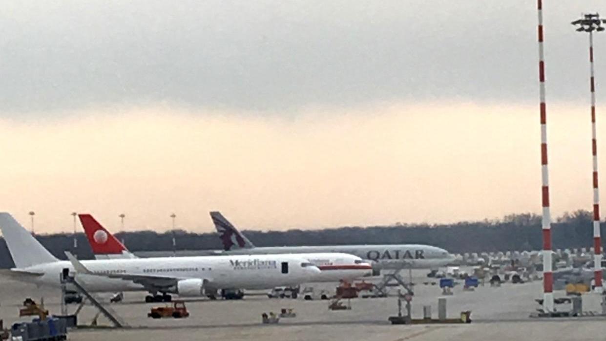 Aerei di Meridiana e della Qatar Airways sulla pista dell'aeroporto Costa Smeralda