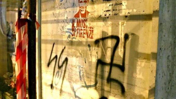 Compare una svastica accanto alle vetrine del negoziante ebreo