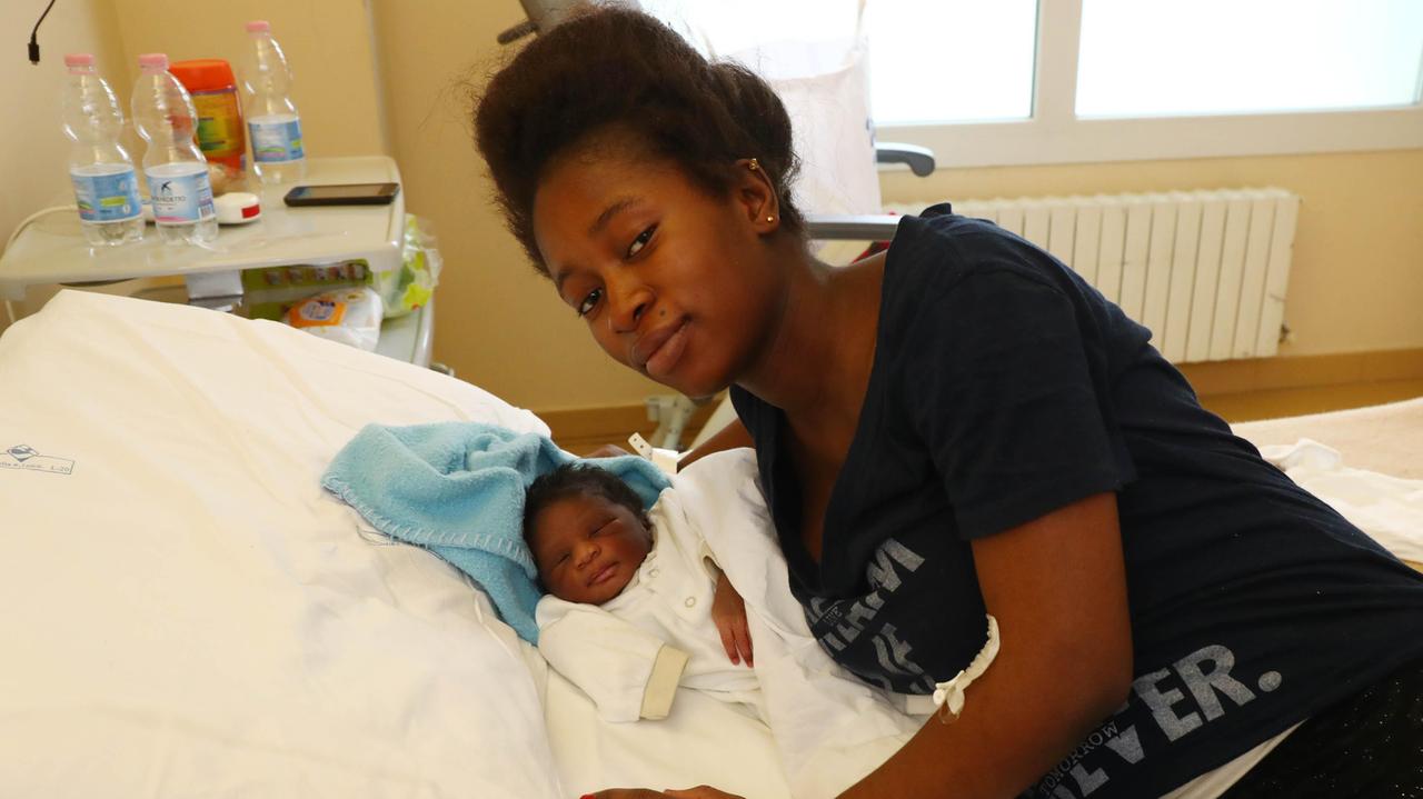 Joy Andrew con il piccolo Michael in Neonatologia a Cona