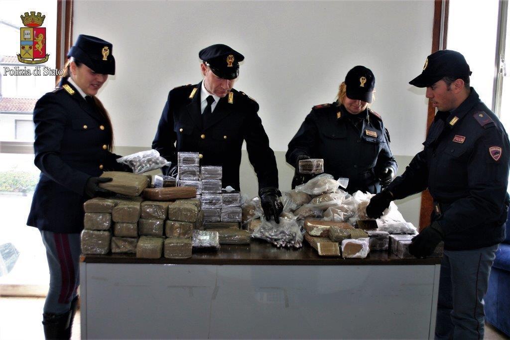 L'hashish sequestrato dalla polizia