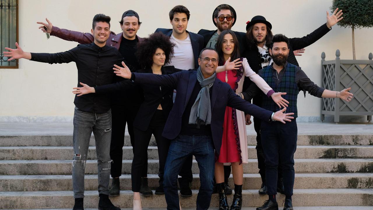 Francesco Guasti, ultimo a destra, insieme a Carlo Conti e alle altre "nuove proposte"
