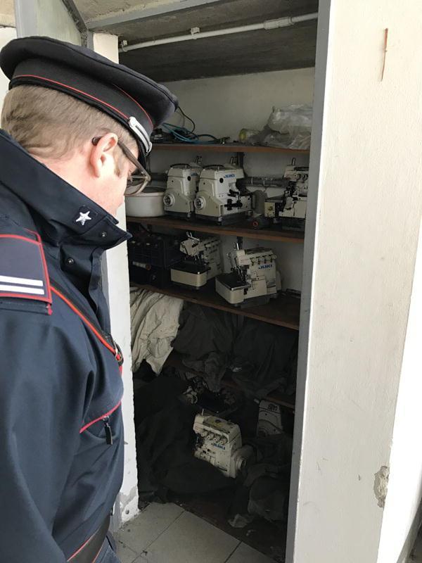 Un carabiniere controlla le macchine da cucire recuperate