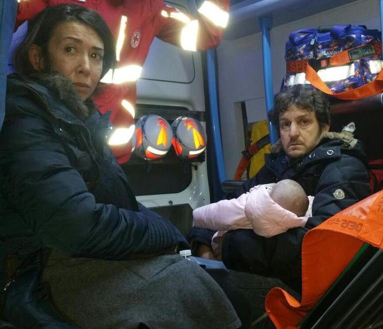 Vincenzo Scriminaci con la moglie e la figlia sull’ambulanza