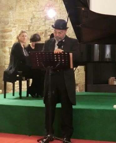 Un momento della pièce su Erik Satie, a sinistra l'autrice Aurora Cogliandro