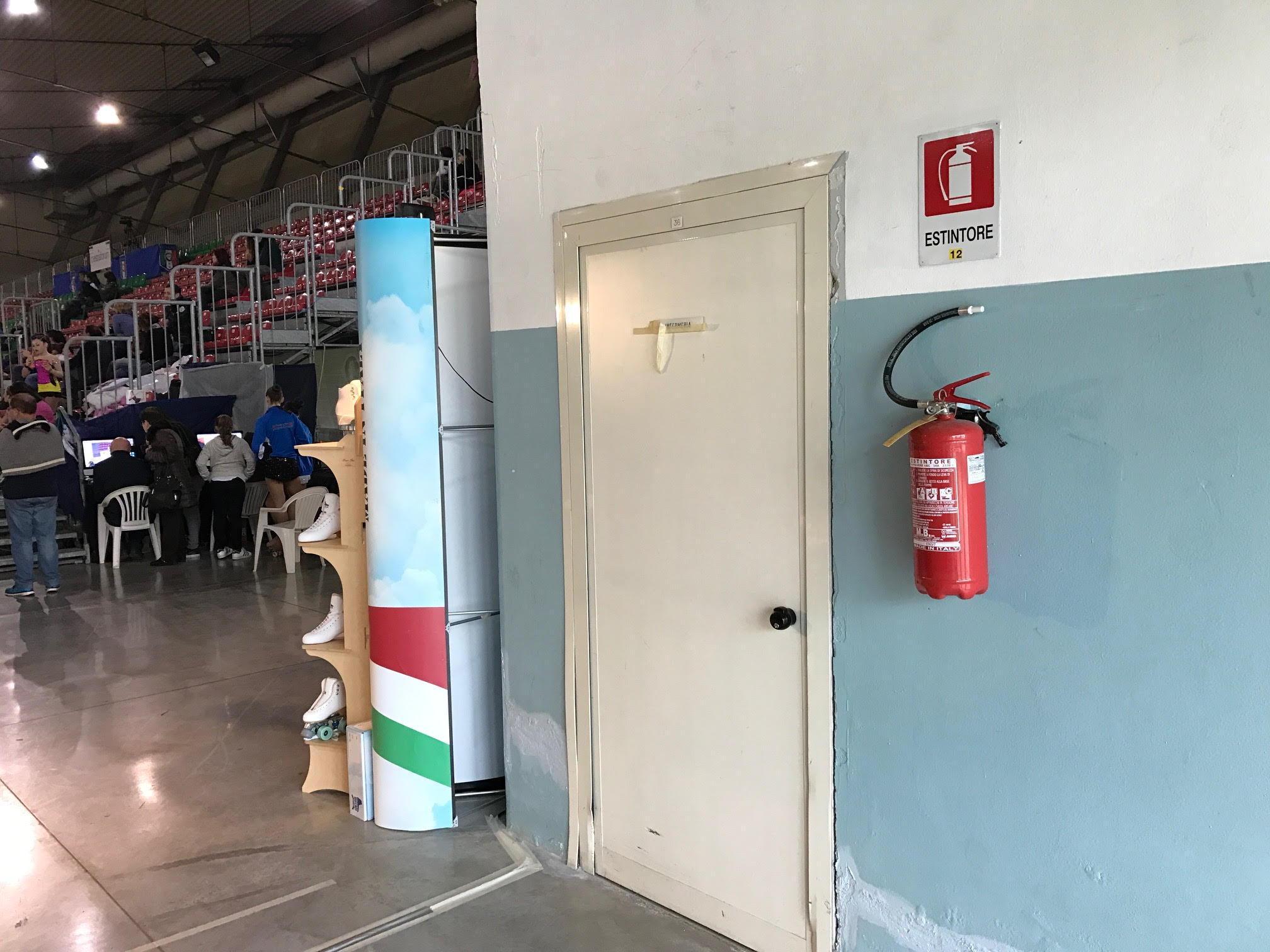 Uno degli estintori fotografati all'Estraforum