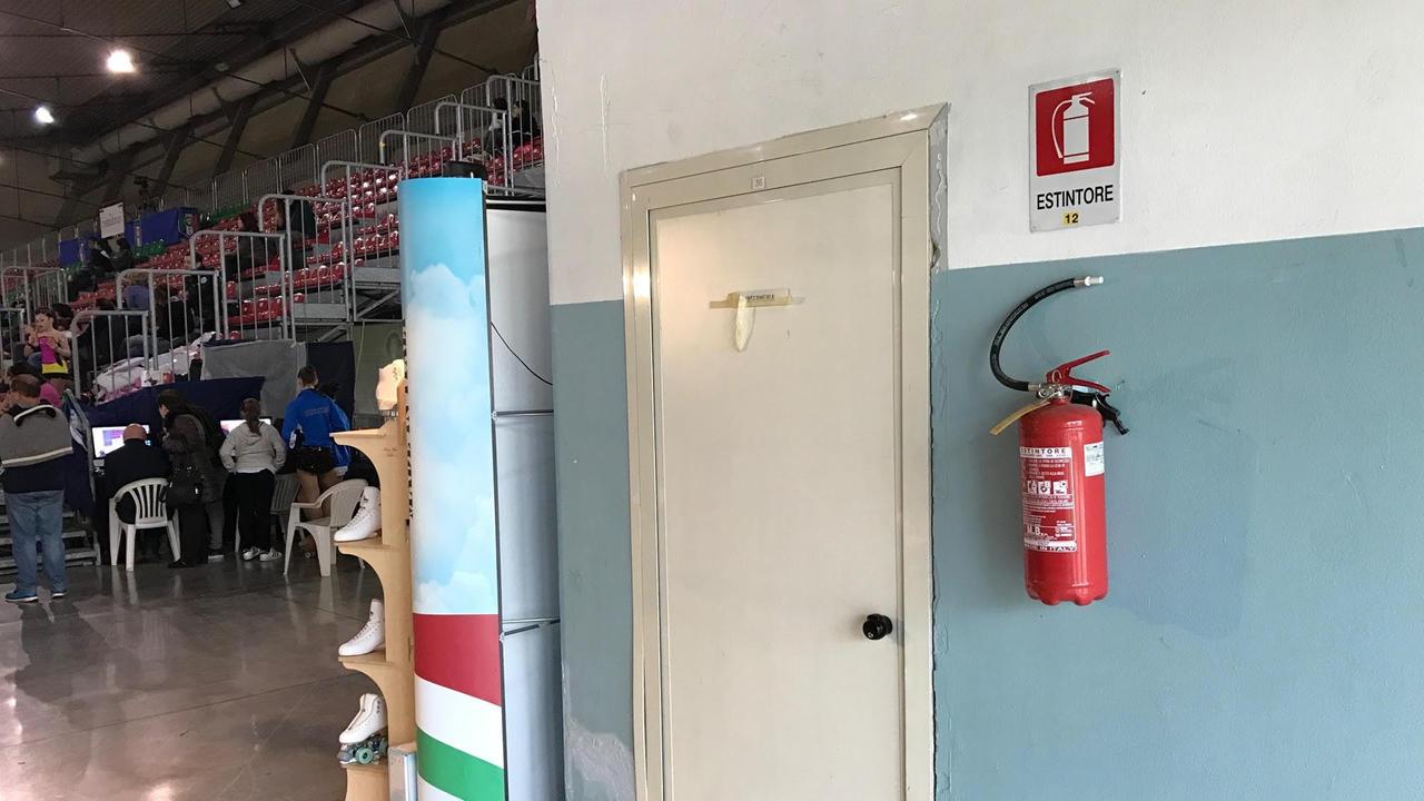 Uno degli estintori fotografati all'Estraforum