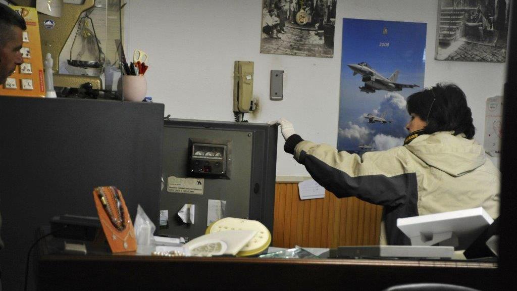 I rilievi della scientifica nel laboratorio (foto Bf)