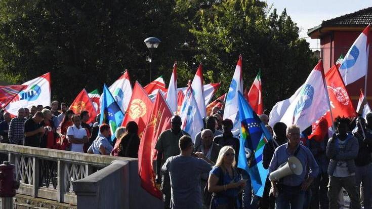 Un corteo in difesa dei posti di lavoro alla Ristori (foto di repertorio)