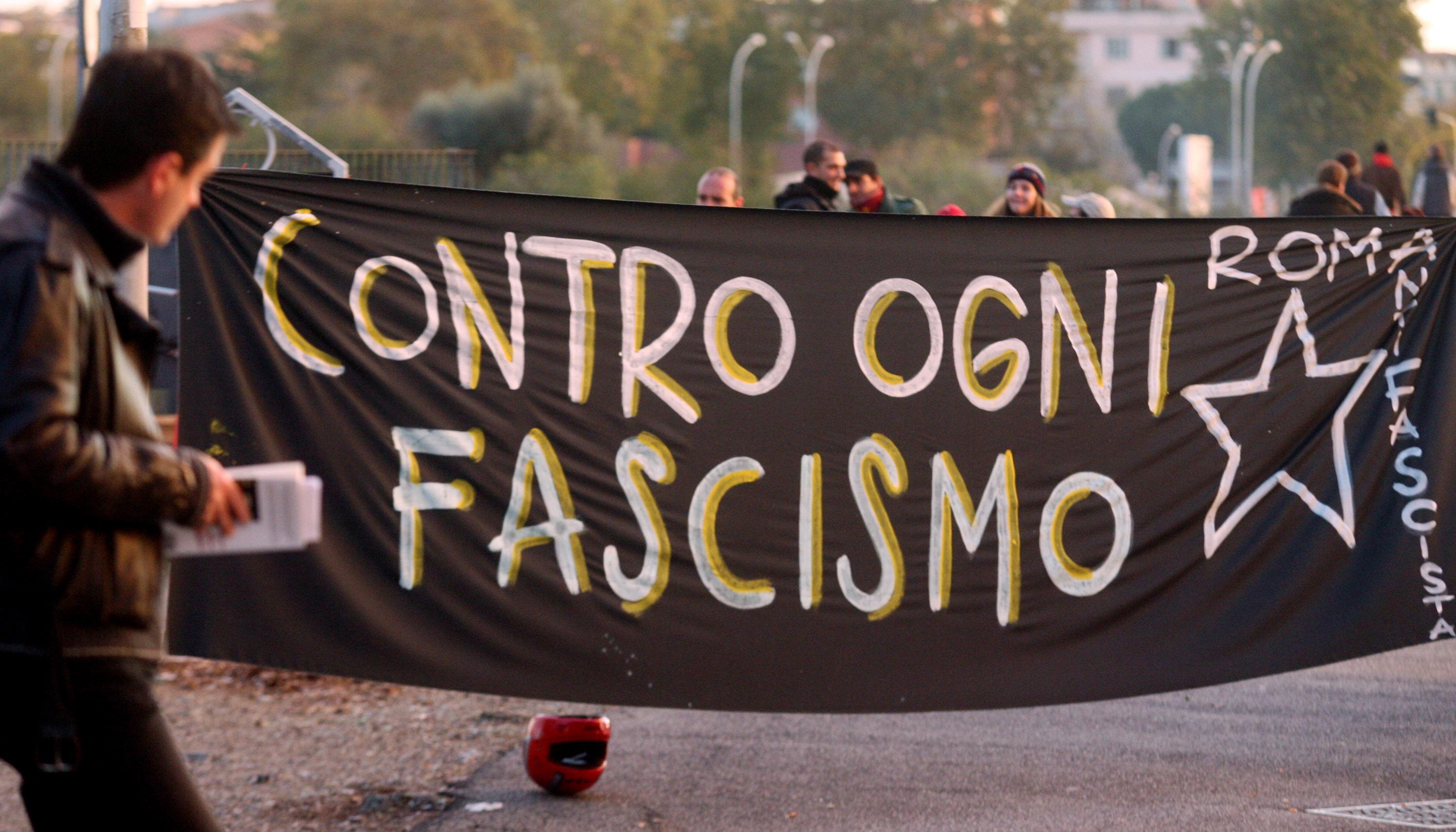 Uno striscione esposto durante un ''presidio antifascista'' a Roma (foto d'archivio)