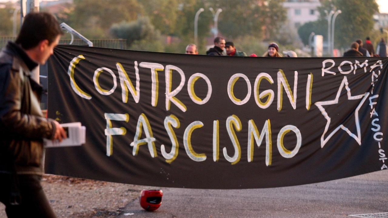 Uno striscione esposto durante un ''presidio antifascista'' a Roma (foto d'archivio)