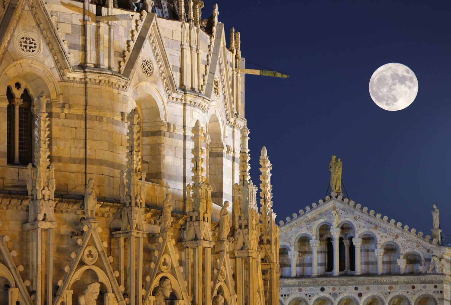 La Super Luna vista da piazza dei Miracoli, a Pisa (foto Fabio Muzzi)
