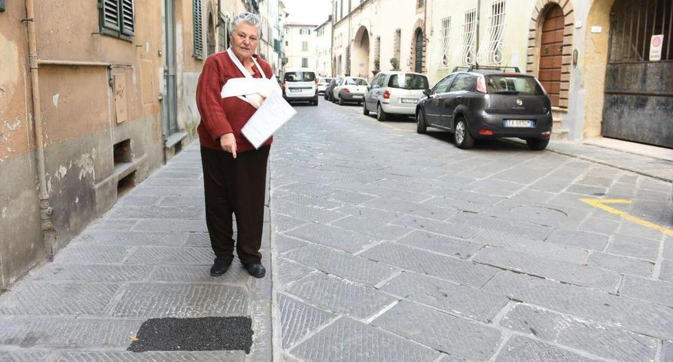Inciampa nella pietra e si frattura una spalla 